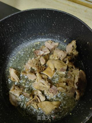 辣椒丝煸卤鸭肉的做法步骤：3