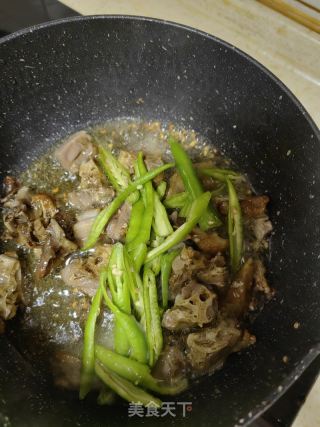 辣椒丝煸卤鸭肉的做法步骤：5