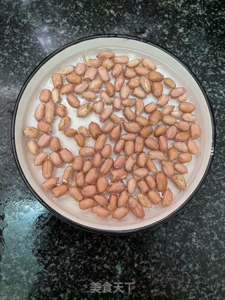 花生焖排骨的做法步骤：1