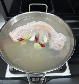 板栗红烧肉的做法步骤：2