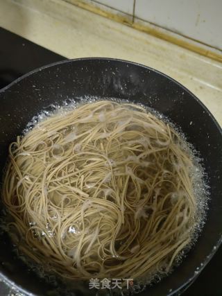 麻辣荞麦面的做法步骤：1