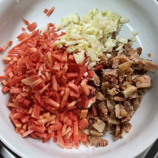 酸豆角腊肉炒米饭的做法步骤：3