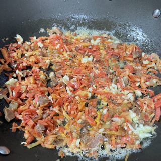 酸豆角腊肉炒米饭的做法步骤：5