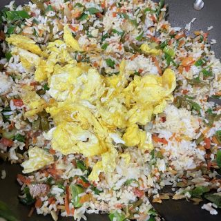 酸豆角腊肉炒米饭的做法步骤：7