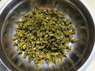 酸豆角炒肉末的做法步骤：1