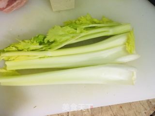 生腌芹菜心的做法步骤：1