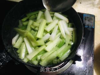 芹菜炒肉丝的做法步骤：1
