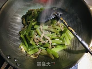 芹菜炒肉丝的做法步骤：5