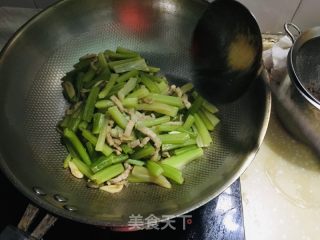 芹菜炒肉丝的做法步骤：6