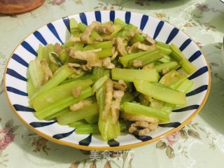 芹菜炒肉丝的做法步骤：8