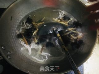 酸辣肉丝汤的做法步骤：3
