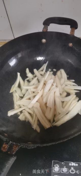 青椒炒藕条的做法步骤：2