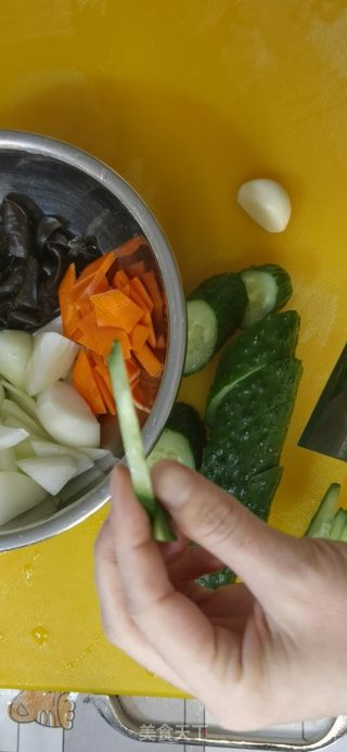凉拌洋葱木耳什锦的做法步骤：1