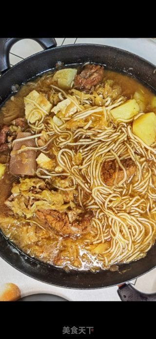铁锅猪骨头烩酸菜的做法