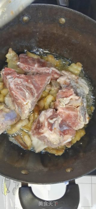 铁锅猪骨头烩酸菜的做法步骤：8