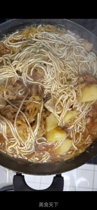 铁锅猪骨头烩酸菜的做法步骤：16