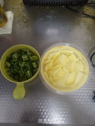 青椒炒土豆片的做法步骤：2