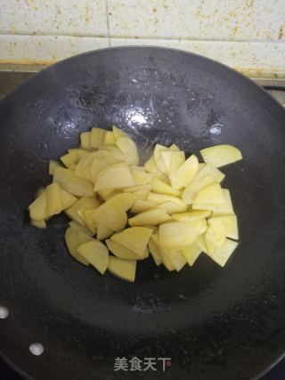 青椒炒土豆片的做法步骤：3