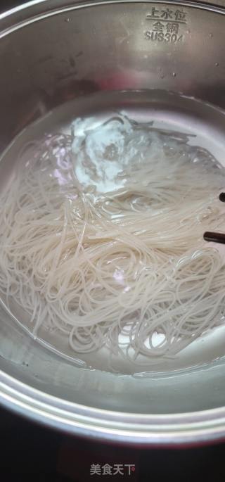 香辣肉酱拌米粉的做法步骤：4