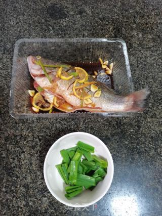 红烧鲈鱼的做法步骤：1