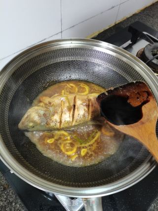 红烧鲈鱼的做法步骤：4