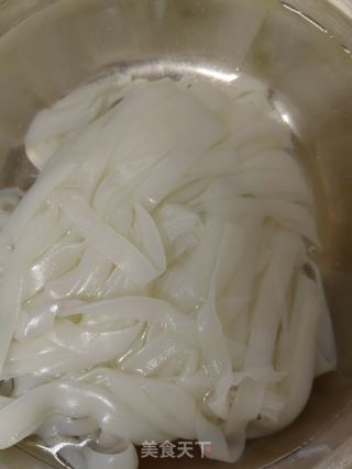 青椒肥肠炒河粉的做法步骤：1