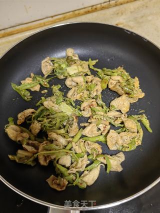 青椒肥肠炒河粉的做法步骤：3