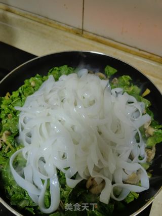 青椒肥肠炒河粉的做法步骤：5