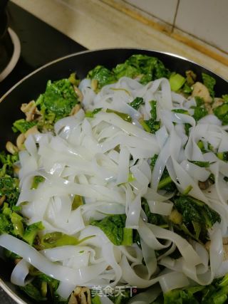 青椒肥肠炒河粉的做法步骤：6