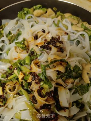 青椒肥肠炒河粉的做法步骤：7
