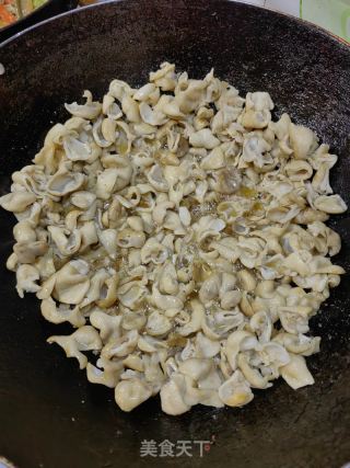 辣椒爆肥肠的做法步骤：3