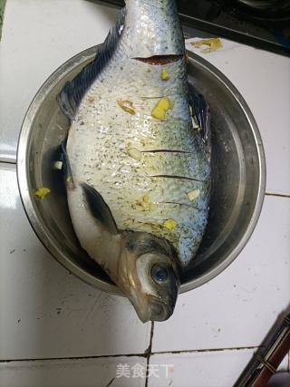 红烧鳊鱼的做法步骤：1