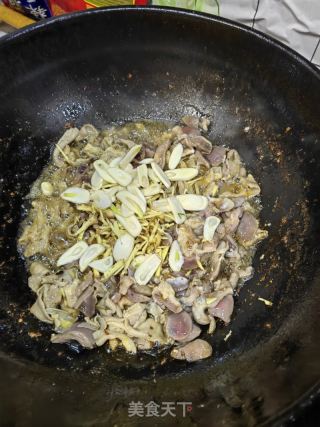 鸡杂粉条汤的做法步骤：2