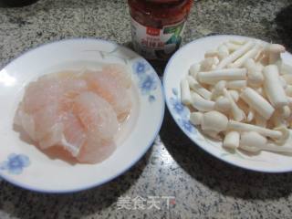 海鲜菇煮巴沙鱼柳的做法步骤：1