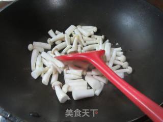 海鲜菇煮巴沙鱼柳的做法步骤：2