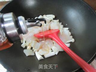 海鲜菇煮巴沙鱼柳的做法步骤：3