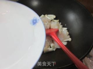 海鲜菇煮巴沙鱼柳的做法步骤：4