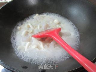 海鲜菇煮巴沙鱼柳的做法步骤：5