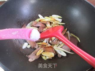 猪舌头炒野山笋的做法步骤：7