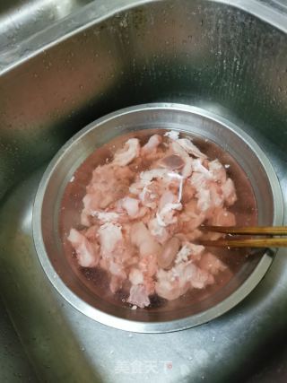 小米辣酸菜嫩兔儿的做法步骤：1