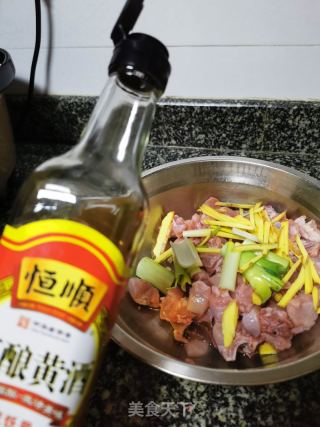 小米辣酸菜嫩兔儿的做法步骤：4