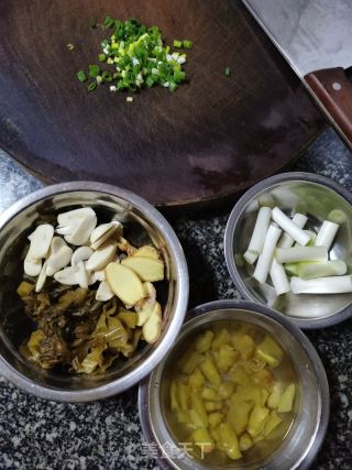小米辣酸菜嫩兔儿的做法步骤：6
