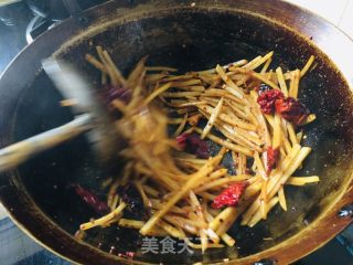 土豆丝炒酸菜的做法步骤：1
