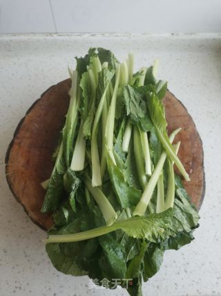 呛炒小白菜的做法步骤：1
