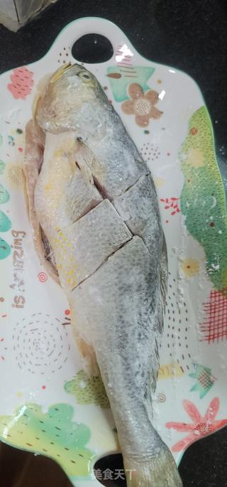 糖醋黄花鱼的做法步骤：1