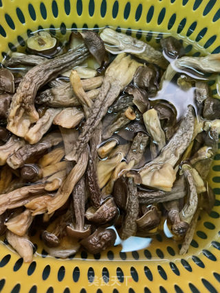 鹿茸菇炒五花肉的做法步骤：2
