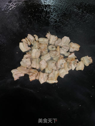 鹿茸菇炒五花肉的做法步骤：6