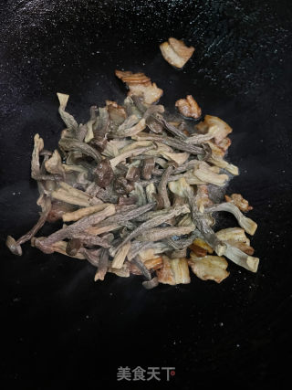 鹿茸菇炒五花肉的做法步骤：8