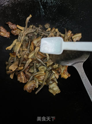 鹿茸菇炒五花肉的做法步骤：10