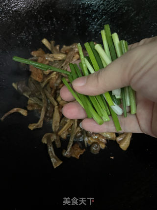 鹿茸菇炒五花肉的做法步骤：11
